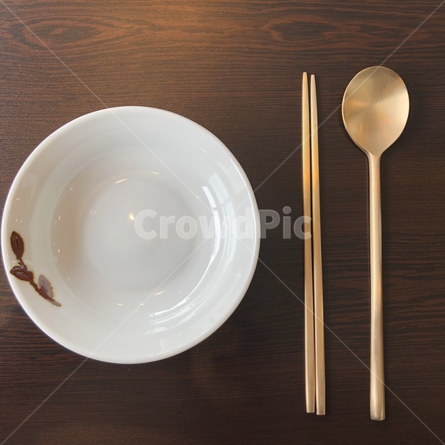 수저,젓가락,접시,금수저,식사,음식,정갈한,노란색,금젓가락,앞접시,사물,물건,오브젝트,thing,object,matter