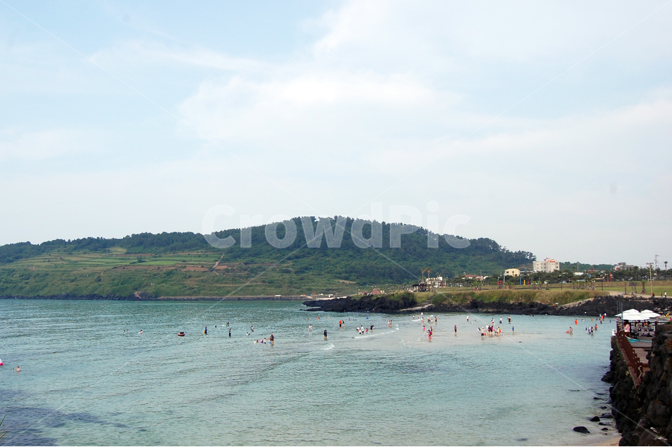 바다,해변,사람들,사람,인물,풍경,산,여름,하늘,날씨,제주도,제주도하늘,여행,여행사진,푸른,sky,sunny,맑은,weather,trip,travel,travelling,vacation,배경,배경사진,풍경사진,감성사진,평화로운,분위기,차분한,차분함,평화로움,summer,mountain,tree,trees,jeju,jejuisland,Korea,korean,scene,view,ambience,atmosphere,background,calm,peaceful,tranquil,still,cloud,바닷가,인파,crowd,people,ocean,sea,자연,풍경,nature,landscape,한국자연풍경,한국자연경관,korea nature landscape,제주도,jeju,jeju island,사람들,대중,군중,other people,crowd,water,물,outdoors,옥외,land,땅,대양