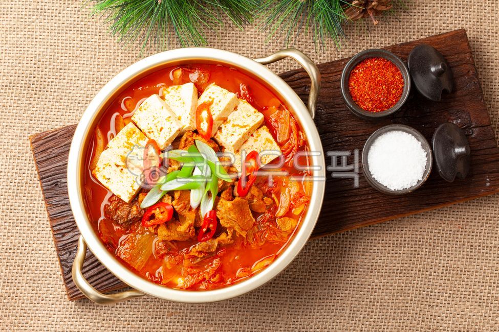 김치찌개,김치,찌개,국물,한국음식,한국문화,스튜,양념,고춧가루,음식,식사,식품,식료품,재료,식재료,음식재료,매콤한,짭짤한,돼지고기,두부,파,고추,고기