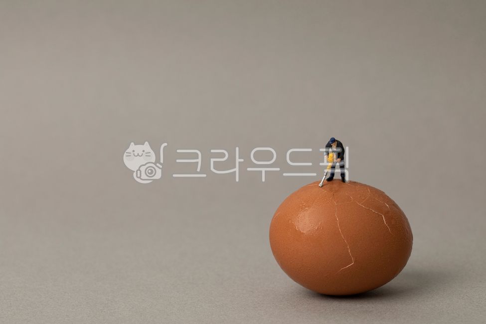 egg,idea,concept,wake up,mine worker,egg shell,gold,gray,be broken,man,worker,electric drill,husks,close up,equipment,mining,drill,food,background,person,miniature,Man