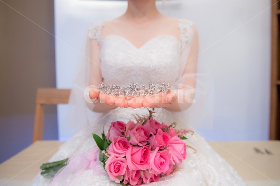 결혼,결혼식,웨딩,신부,옷,의류,의복,인간,사람,꽃,장미,분홍장미,부케,드레스,웨딩드레스,clothing,apparel,person,human,wedding,marriage,marry,bride,dress,weddingdress,bouquet,flowerbouquet,flower,rose,pinkrose,celebration,축하,blossom,왕관,crown,결혼,혼례,웨딩,wedding,marriage,marry