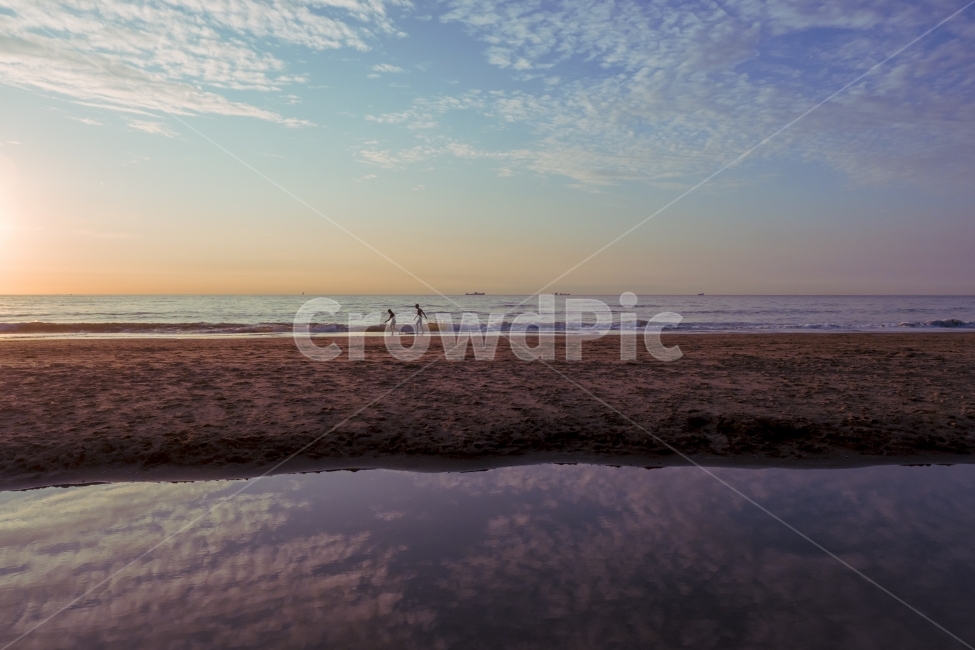바다,유럽여행,여행,반영,하늘,인물,sea,travel,reflection,sky,people,유럽,네덜란드,헤이그,Netherlands,Hague,Europe,해변,바다,beach,sea,사람,인물,인간,human,person,연인,커플,사랑,lover,couple,인물실루엣,사람실루엣,character silhouette,human silhouette,nature,자연,outdoors,옥외