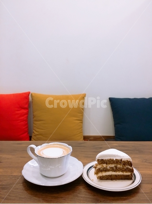 카페,커피한잔,라떼,쿠션,cafe,coffee,cake,latte,테이블,table,케이크,한조각