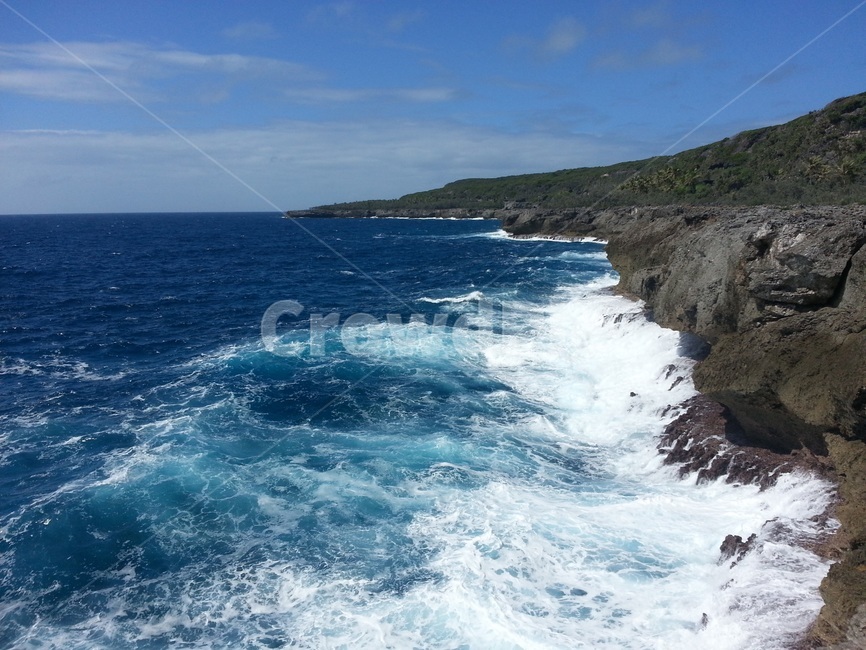 뉴칼레도니아,휴양지,자연,풍경,전망,열대,nature,summer,여름,sea,ocean,대양,aquablue,소다색,푸른색,하늘,파도,wave,포말,절벽,cliff