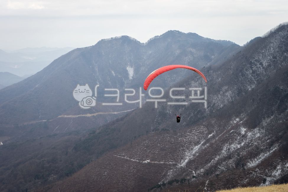 패러글라이딩,하늘,언덕,흐린하늘,정상,도전,익스트림스포츠,스포츠,취미,야외활동,바람,산맥,산,산봉우리,비행
