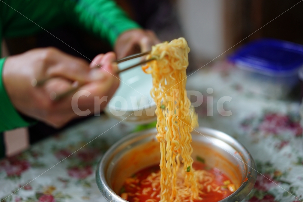 라면,냄비,국물,면발,면요리,간식,야식,식사,별미,해장,음식,국물요리,집밥,일상,남비,먹방,손,젓가락,젓가락질,사람,인물,인간,human,person,신체일부,몸,body,음식,식재료,요리,food,cook,meal,dishes,food reserves,면류,면요리,noodles,한식,한국음식,한국요리,korean food,korean dishes,korean meal,korean cook