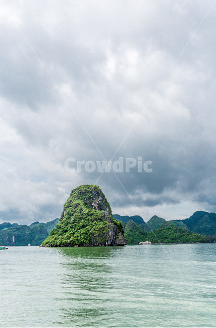 sky,cruise ship,nature,island,vietnam,boat,cloud,ocean,Halong Bay,sight,Tourist destination,Ship,world natural heritage