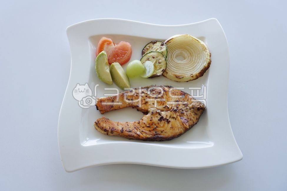 Grilled salmon,Grill,steak,savory,onion,salmon,Salmon steak,tomato,vegetable,delicious,food,meal,appetizing,healthy,plain,fish,protein,fat,cooking,diet,low calorie,roast