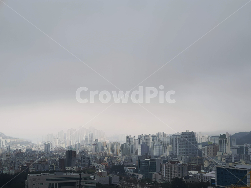 도시,city,town,건물,building,metropolis,중심지,urban,어반,landscape,경치,outdoors,scenery,풍경,안개,먼지,회색,미세먼지,구름,탁한,우울,cloudy,cloud,gray,날씨,비,rain