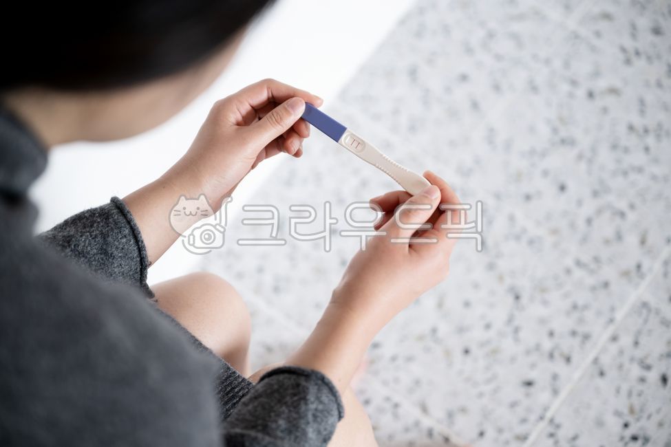 임신,임신테스트,임신테스트기,임테기,키트,라인,표시,진단,산모,임산부,임신부,테스터,건강,긍정,신호,결과,실내,보고있는,보는,잡고있는,쥐고있는,들고있는,두줄,소변,검사,손,손가락,컨셉,사람,여자,여성,희망,부부,가족,스틱,예상,신부,모성애,기대,걱정,내려다보는,의료뷰티,확인,욕실,화장실,집,가정,혼자,홀로,솔로