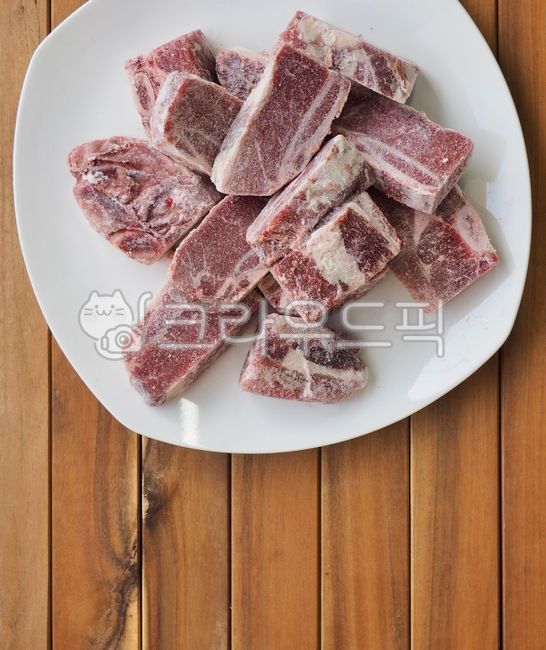 냉동,고기,소고기,갈비,배경,흰색,스테이크,음식,빨강,요리재료,단백질,흰서리,소갈비,냉동갈비,냉동식품,frozen,meat,beef,rib,background,white,steak,food,red,cookingingredients,protein,whitefrost,beefribs,frozenribs,frozenfood,음식,식재료,요리,food,cook,meal,dishes,food reserves,육류,고기,meat