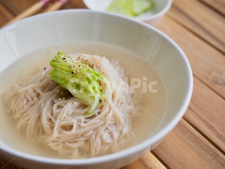 냉면,물냉면,여름음식,시원한음식,국수,누들,오이,한국음식,식품,한식,한국문화,음식,한국,배경,음식문화,웰빙,문화,아시아,아시아음식,접시,전통,젓가락,음식,식재료,요리,food,cook,meal,dishes,food reserves,면류,면요리,noodles,한식,한국음식,한국요리,korean food,korean dishes,korean meal,korean cook