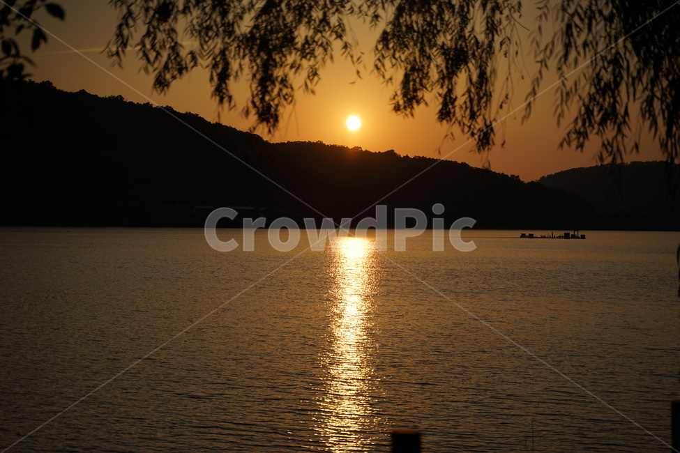 노을,호수,sunset,반영사진,하늘,저수지,물,물가,자연,풍경,nature,landscape,outdoors,옥외,sunlight,햇빛,light,빛,flare,플레어,dawn,새벽,sky,red sky,붉은 하늘,일몰,dusk,황혼