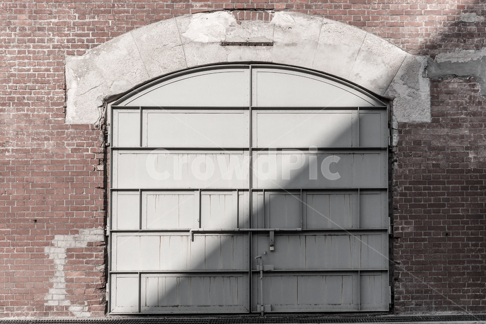 철문,대문,벽돌담,문양,글림자,문화유산,건축물,건물외관,exterior,building,structure,architecture,construction