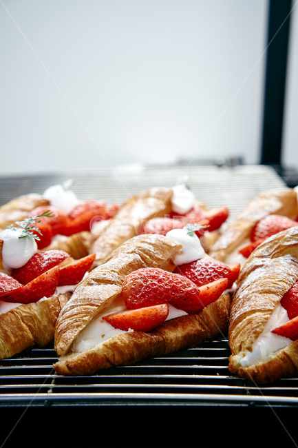 food,음식,croissant,크로와상,디저트,딸기,빵,bread,감성사진,생크림,음식,식재료,요리,food,cook,meal,dishes,food reserves,디저트,간식,후식,dessert,snack