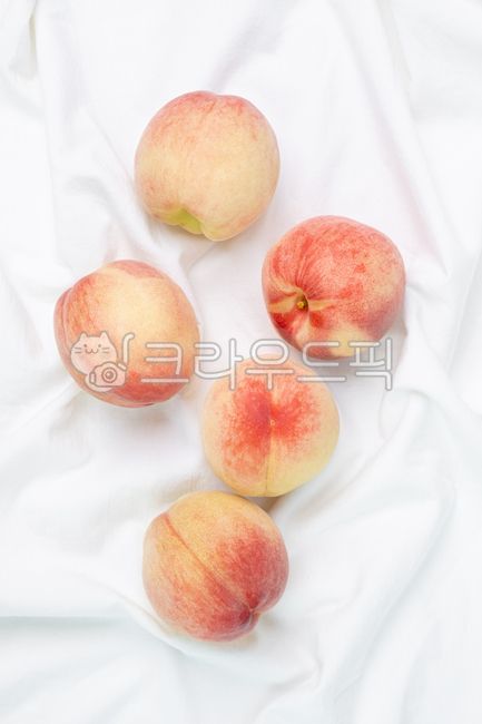 white peach,Fruit,fruit,peach,ingredients,fresh food,ecliptic peach,food