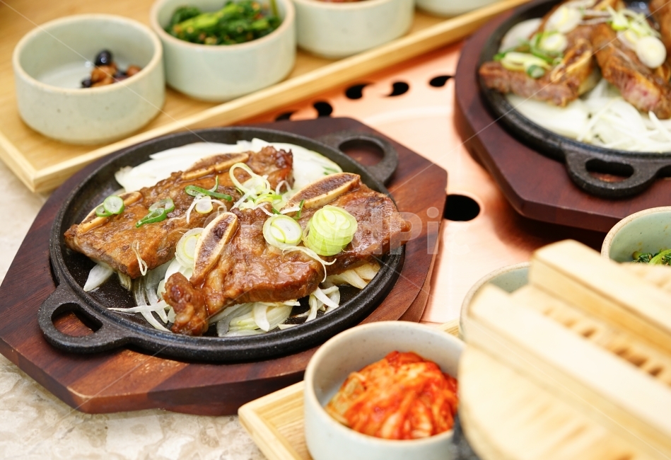 meat eating,lunch,twine,restaurant,eat out,Korean,rib,pork,Texture,food,meal,Pork barbecue,meat,mukbang