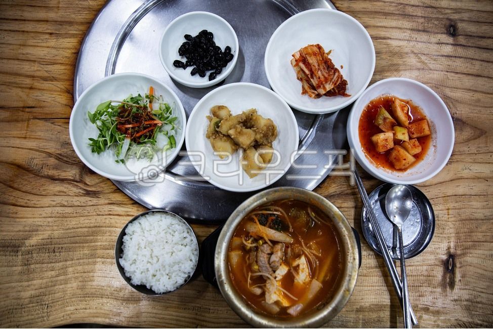hotpot,Bean sprouts,kimchi,traditionalkoreanfood,boiled,kimchistew,green onion,spicy,pork,Korean traditional food,greenonion,beansprouts,pot,Kimchi stew,tofu