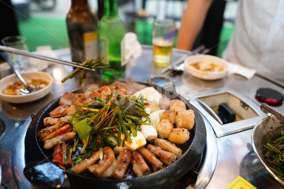 술안주,막창,곱창,염통,대창,소,육식,육류,먹방,음식,부추,안주,불판,술자리,모임,푸드,사람,인물,인간,human,person,신체일부,몸,body,음식,식재료,요리,food,cook,meal,dishes,food reserves,육류,고기,meat