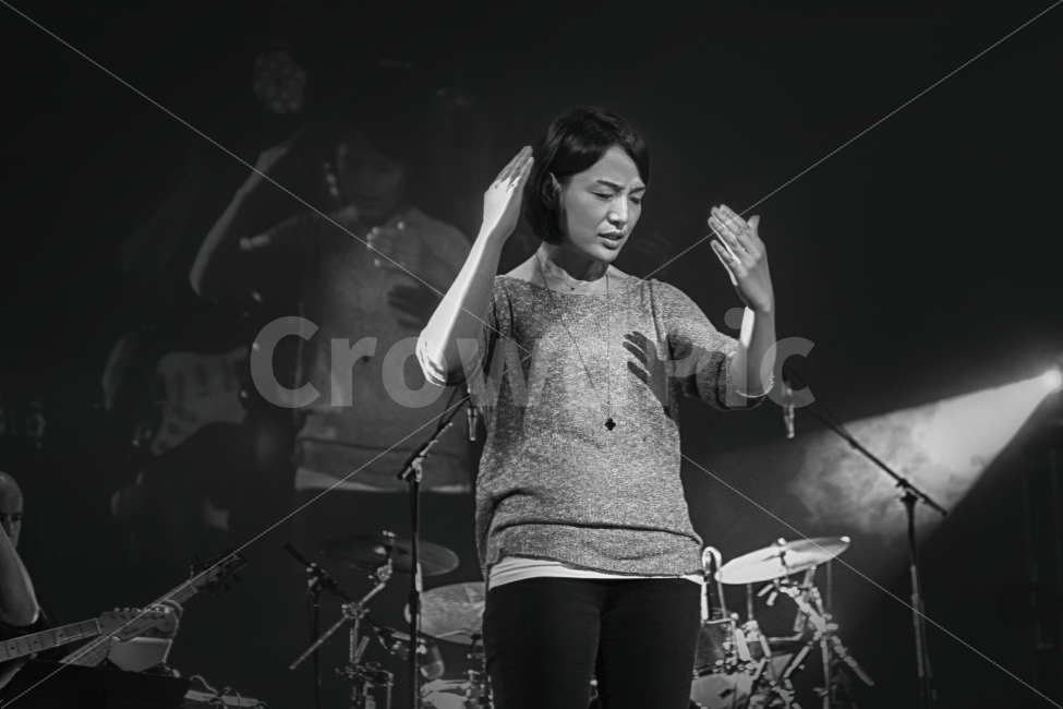 수화,수어,찬양,공연,콘서트,무대,사람,감정표현,집중,진지함,손,조명,여자,흑백,Concert,signlanguage,fingerlanguage,Lighting,Praise,Korean,woman,사람,인물,인간,human,person,얼굴표정,facial expression,face,여성,여자,woman,female,lady,감정표현,기분,feeling,emotion,예술,art,흑백,모노톤,monochrome,black and white