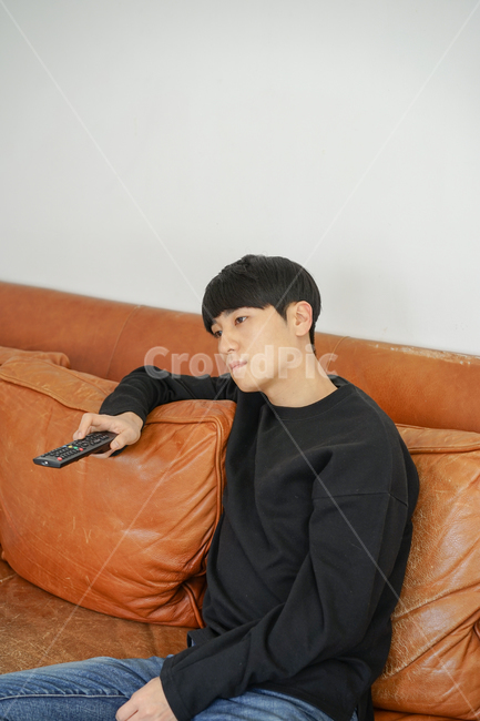쇼파,소파,휴식,남성,남자,거실,휴일,sofa,실내,쿠션,rest,가구,리모컨,티비,시청,텔레비전,tv,지루함,따분함,심심함,집콕,방구석,일상