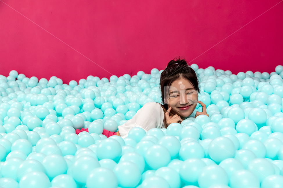 파티,새해,연말,축제,생일,공,ball,sphere,구체,즐거움,환희,기쁨,행복,사랑,활기,축하,볼풀,여성,동양인,아시아인,젊은여성,귀여움,아름다움,화장품,광고,디자인,스튜디오,볼풀장,컬러풀,컬러,핑크,블루,여자,휴가,연휴,축일,사람,얼굴,기념,woman,female,young,person,blue,pink,colorful,studio,beautuful,cute,풍선,balloon,사람,인물,인간,human,person,얼굴표정,facial expression,face,여성,여자,woman,female,lady