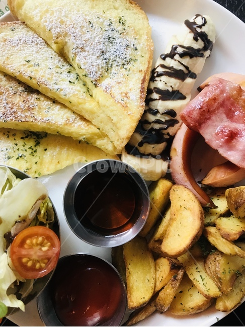 음식,브런치,아침,요리,food,cook,조식,brunch,팬케이크,바나나,소세지,감자튀김,샐러드,야채,시럽,소스,음식,식재료,요리,food,cook,meal,dishes,food reserves