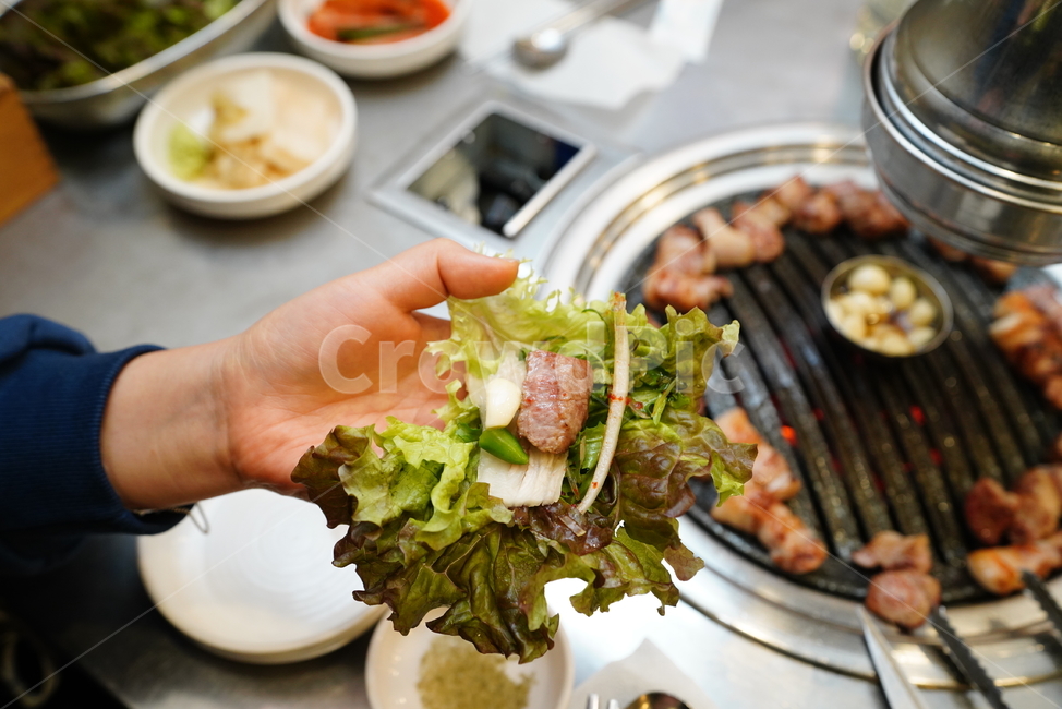 고기,돼지,한식,구이,먹방,삼겹살,목살,음식,안주,육식,육류,불판,식사,술자리,음식,식재료,요리,food,cook,meal,dishes,food reserves,육류,고기,meat