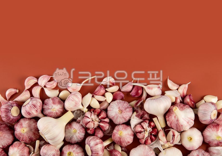 studio,healthy diet,Perpendicular,Nukki,Airline,concept,aerial view,skin,fresh garlic,still life,white background,green garlic,crops,vegetable,inside,harvesting,red background,whole garlic,Production,Food Ingredients,ingredients,diet,Many,six sides,organi
