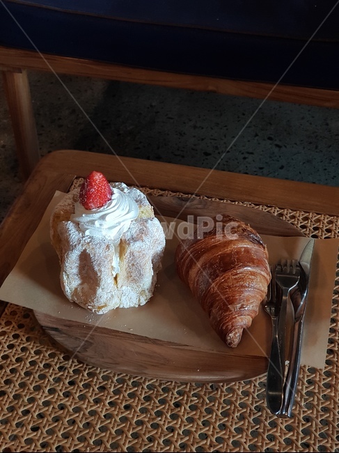 크로와상,팡도르,딸기,빵,케이크,디저트,카페,휴식,감성,분위기,sweet,bread,음식,식재료,요리,food,cook,meal,dishes,food reserves