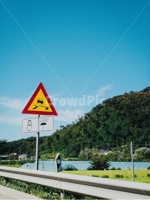 표지판,미끄럼주의,산,하늘,도로,교통,교통수단,traffic,transportation