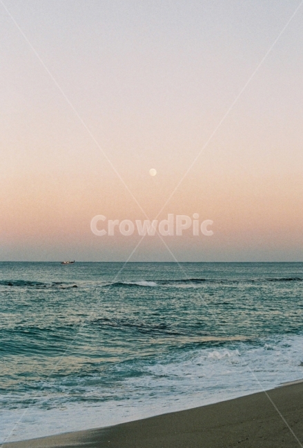 바다,일몰,보름달,달,파도,자연,풍경,nature,landscape,해변,바다,beach,sea,감성,sensible,feeling,adventure,모험,leisure activities,레저 활동,ocean,대양,outdoors,옥외,water,물