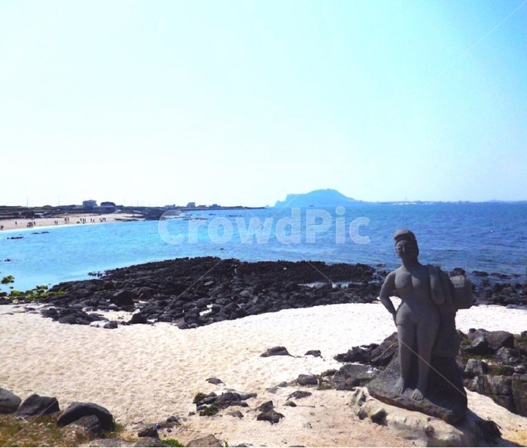 우도,제주도,바다,푸른바다,여름휴가,udo,jejuisland,jeju,sea,ocean,blue,blueocean,bluesea,clearcky,bluesky,summer,summervacation,sand,모래,해변,beach,수평선,자연,풍경,nature,landscape,한국자연풍경,한국자연경관,korea nature landscape,해변,바다,beach,sea,제주도,jeju,jeju island,조각상,동상,석상,조형물,statue,bronze statue,stone statue,water,물,shoreline,해안선,human,인간,person,사람,outdoors,옥외,대양