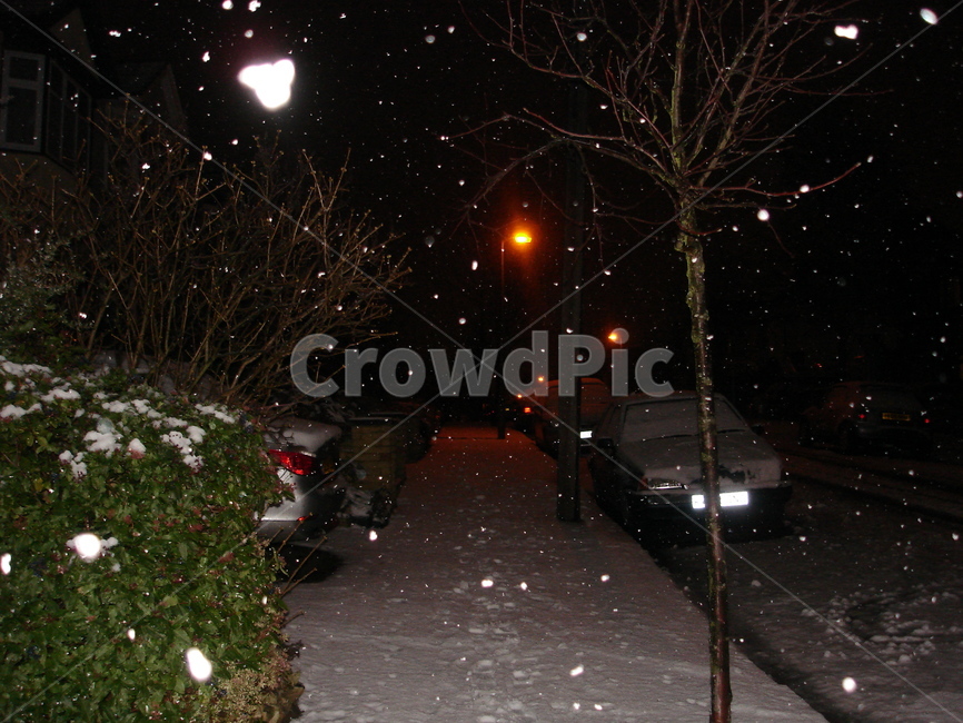 영국,뉴몰든,눈내리는밤,거리,하얀눈,england,newmalden,snowingnight,street,whitesnow,겨울,계절,winter,season,야경,밤,풍경,nightscape,night,landscape,automobile,자동차,transportation,교통,car,차,vehicle,차량