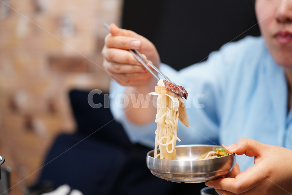 국수,고기,양푼,음식,대접,식사,한식,먹방,면요리,손,젓가락,그릇,푸드,먹거리
