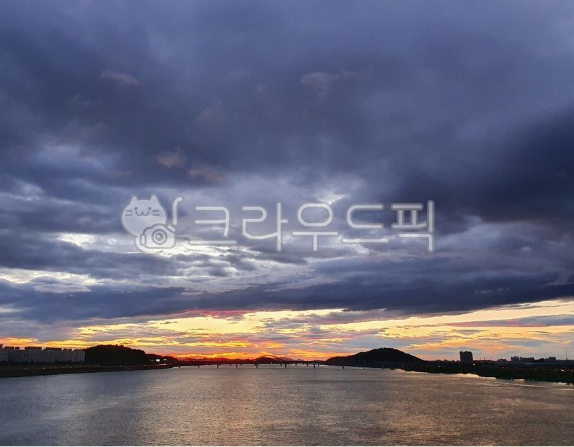atmospheric,dark clouds,sunset,nightfall,Han River
