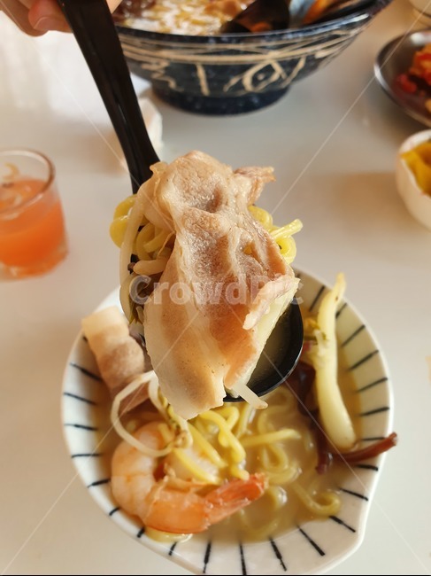 숟가락,나가사키짬뽕,그릇,음식,고기,면,새우