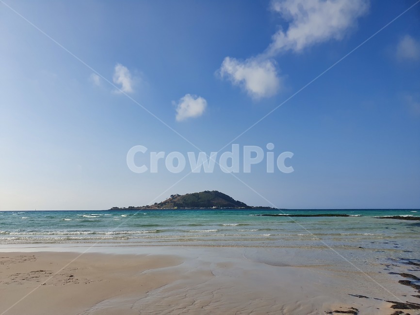 제주도,협재해수욕장,제주도하늘,제주도바다,바다,에메랄드바다,에메랄드빛바다,푸른하늘,맑은바다,자연,풍경,nature,landscape,한국자연풍경,한국자연경관,korea nature landscape,해변,바다,beach,sea,제주도,jeju,jeju island,outdoors,옥외,land,땅,shoreline,해안선,water,물,ocean,대양,coast,연안