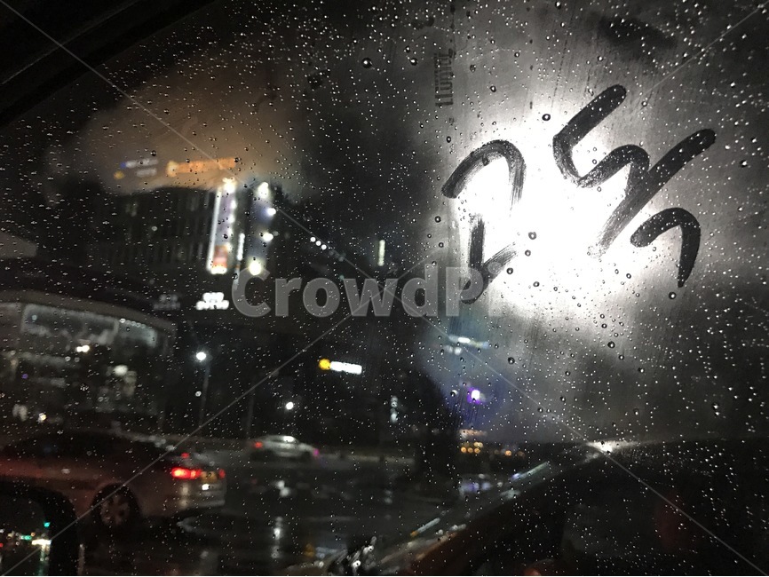 비,비오는날,rain,mirror,고독,거울,글씨,빗방울,야경,밤,풍경,nightscape,night,landscape,도시,city,고독함,외로움,쓸쓸함,우울함,슬픔,lonely,solitary,비,비오는날,rain,rainy,교통,교통수단,traffic,transportation