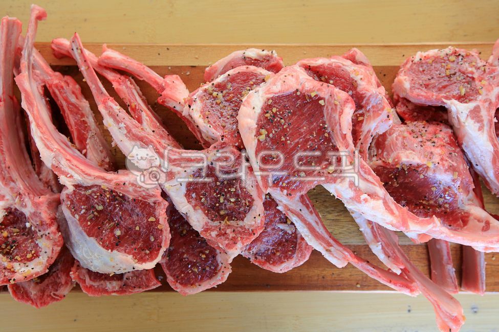 양고기,고기,양,뼈,소금,빨간,신선한,음식재료,생고기,날것,양갈비,음식,육류,뼈다귀,요리재료,식사,구이용,food,식재료,붉은색,meal,red,cook,정육,식품,meat,raw,fresh,mutton,나무받침,소금구이