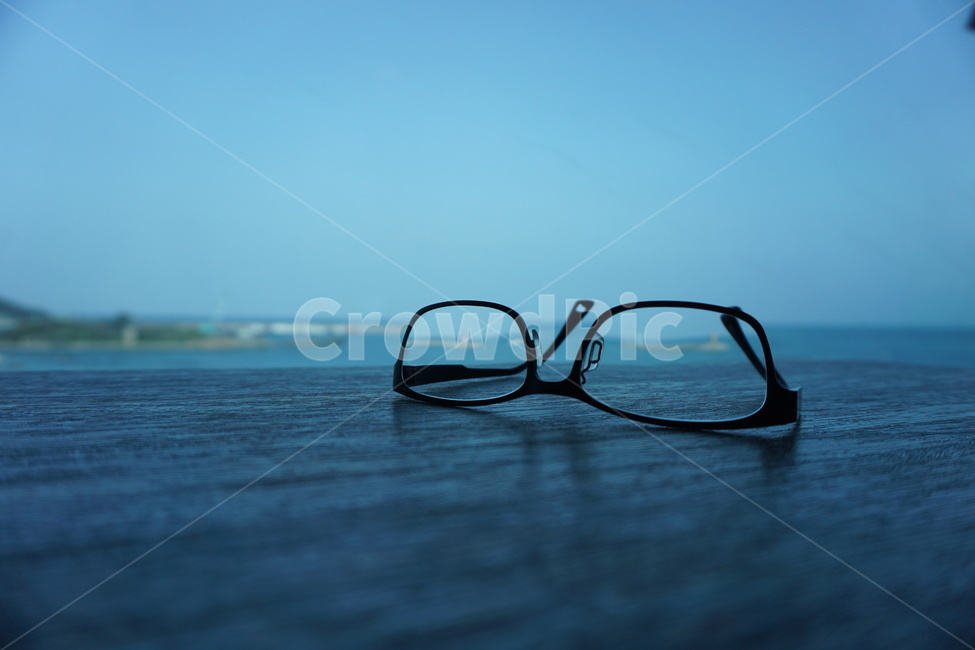 바다,하늘,안경,테이블,어촌,유리창,패션스타일,의상,fashion,style,사물,물건,오브젝트,thing,object,matter