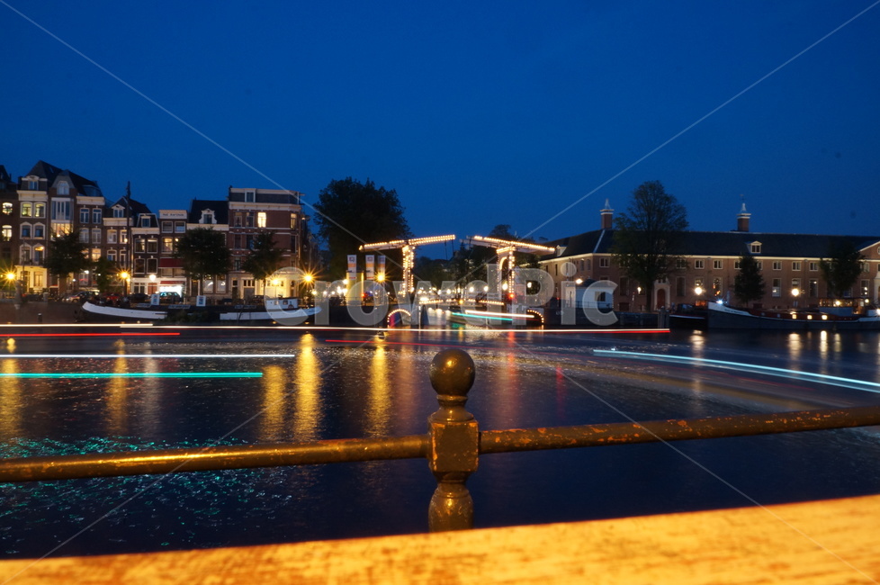 다리,암스테르담,magerebrug,마헤러다리,개폐교,강,야경,밤,풍경,nightscape,night,landscape,water,물,banister,난간,handrail