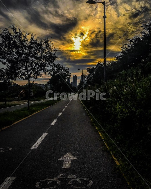 노을,자전거,자전거도로,중랑천,길,하늘,구름,bicycle,bicycleroad,jungnangcheonstream,road,sky,cloud,sunset,자연,풍경,nature,landscape,asphalt,아스팔트,도로