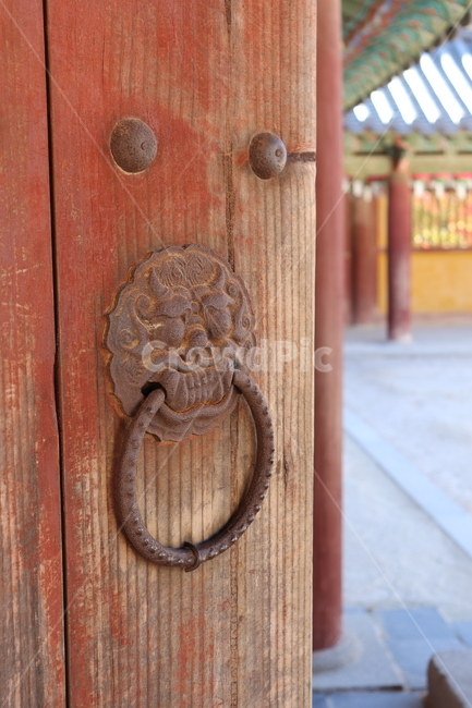 문,손잡이,귀신,불교,장식,한국전통,한국문화,korean traditional,korean culture,건축물,건물외관,exterior,building,structure,architecture,construction