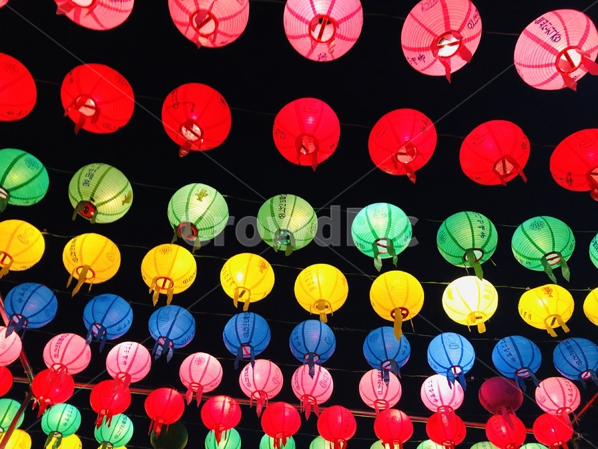연등,석가탄신일,느낌,저녁,무지개색,알록달록,빛,color,선명한,색채,귀여운느낌,감성,분위기,불빛,야경,종교,신앙,religion,belief,faith,축제,행사,festival,carnival,event