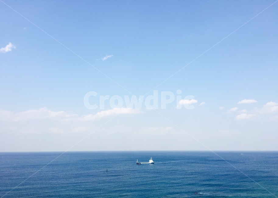 바다,하늘색,파란색,배,구름,여행,휴가,traveling,vacation,trip,교통,교통수단,traffic,transportation
