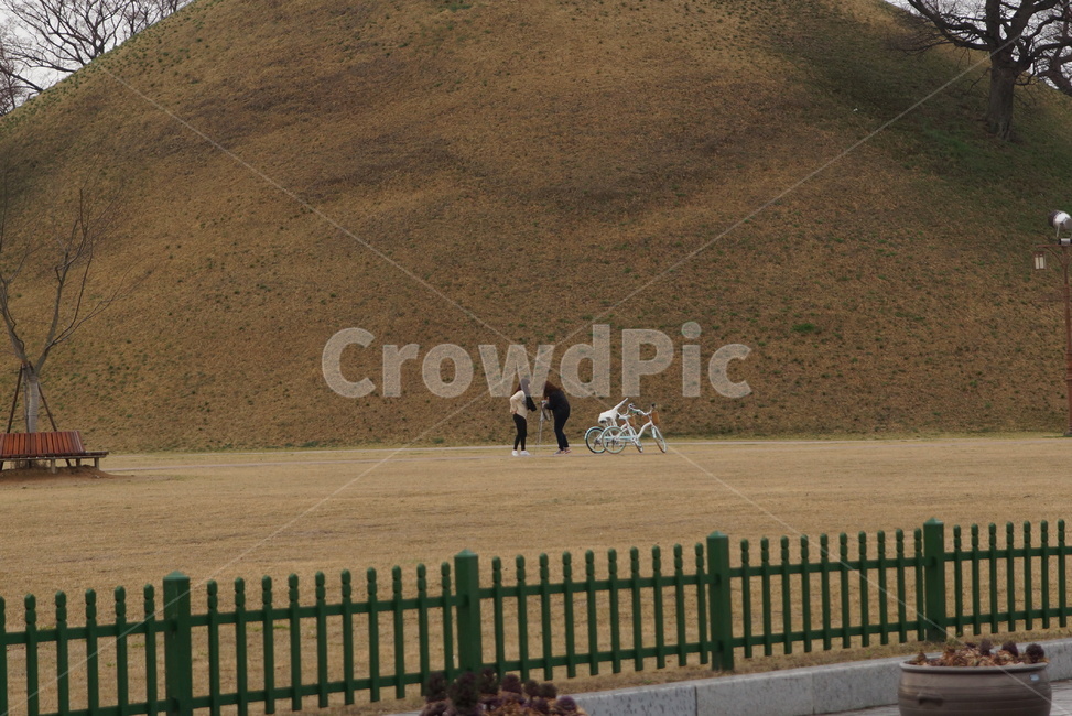 고분,barrow,사람,유적지,person,tumulus,historic(al)site,사진작가,포토그래퍼,photographer