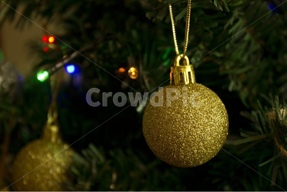 nine,Christmas,christmas tree,yellow,winter,gold,Ornament,prop,season,decoration,golden ball,Golden,Merry Christmas,close up,cheek,tree,christmas,marble,Seasonal goods,glitter,shiny,circle,thing,object
