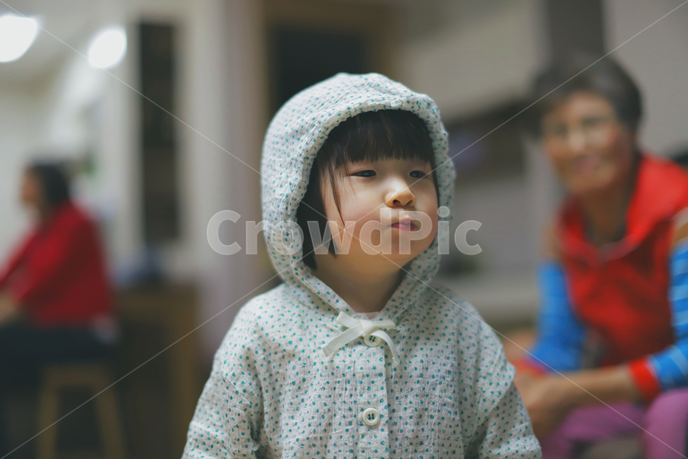 아가,아기,귀여움,동생,후드,모자,할머니,배고파,여자아기,여자아이,사람,인물,인간,human,person,얼굴표정,facial expression,face,어린이,어린아이,child,children,kid,감성,sensible,feeling
