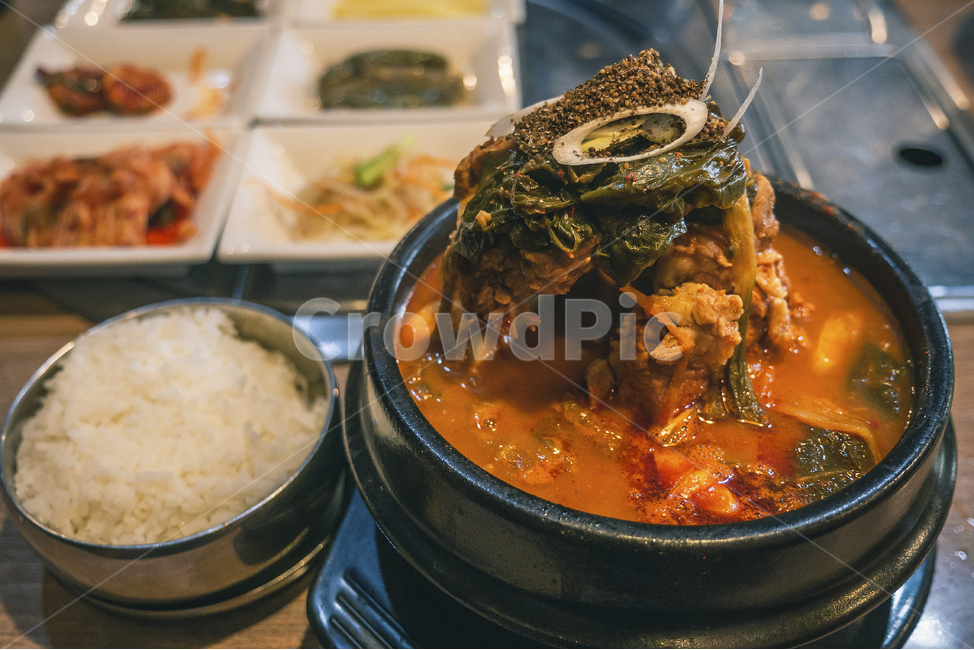 감자탕,뼈다귀,해장국,돼지고기,국밥,한국,음식,스튜,우거지,매운,매콤한,얼큰한,뼈다귀해장국,감자해장국,맛있는,전통음식,해장,음식,식재료,요리,food,cook,meal,dishes,food reserves,한식,한국음식,한국요리,korean food,korean dishes,korean meal,korean cook